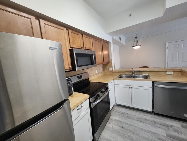 Building Photo - 2103 Myrtlewood Cir E