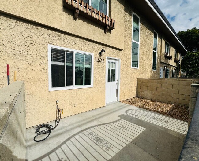 Building Photo - 3 BEDROOM HOME FOR LEASING IN Baldwin Park