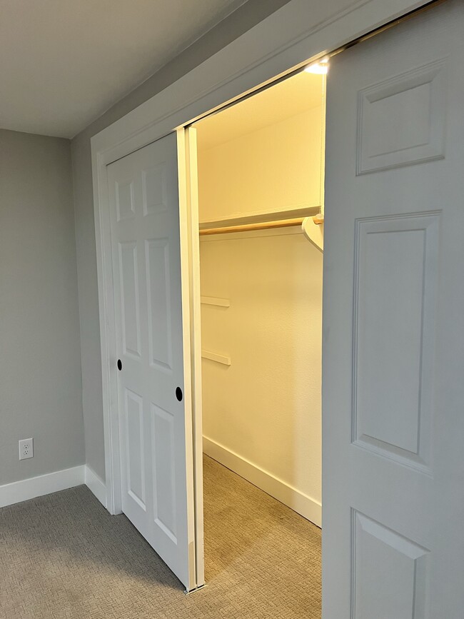 Building Photo - 424 S Holland Ct