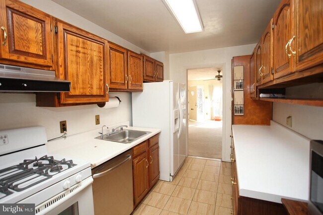 Building Photo - 613 W Lynfield Dr