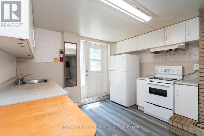 Building Photo - 285 Thorncrest Dr