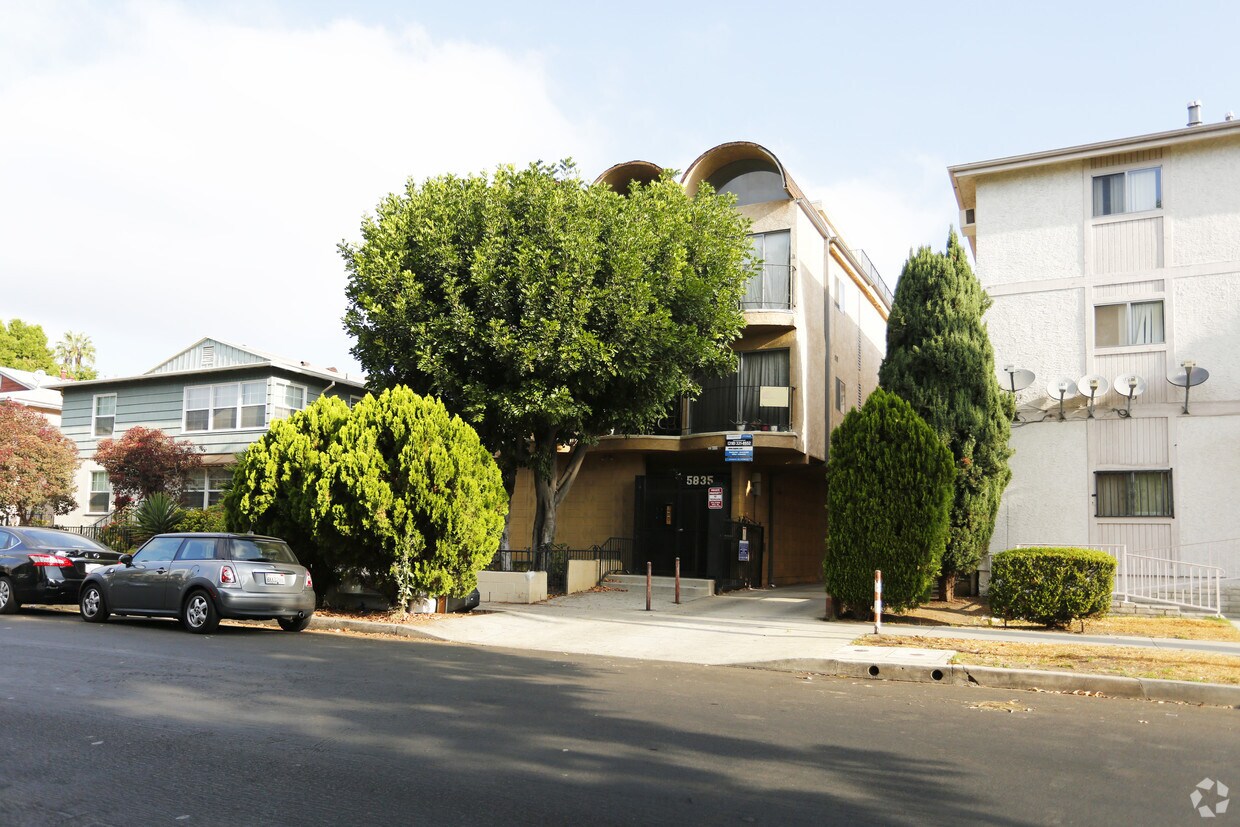 Edificio - 5835 Harold Way