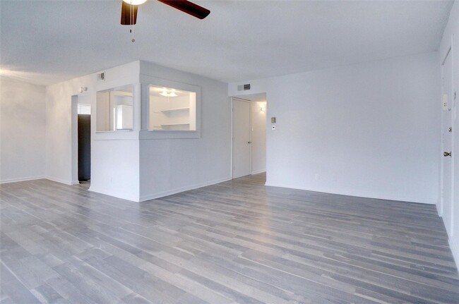 Building Photo - Move-In Ready 2 Bed Downstairs Condo- Read...