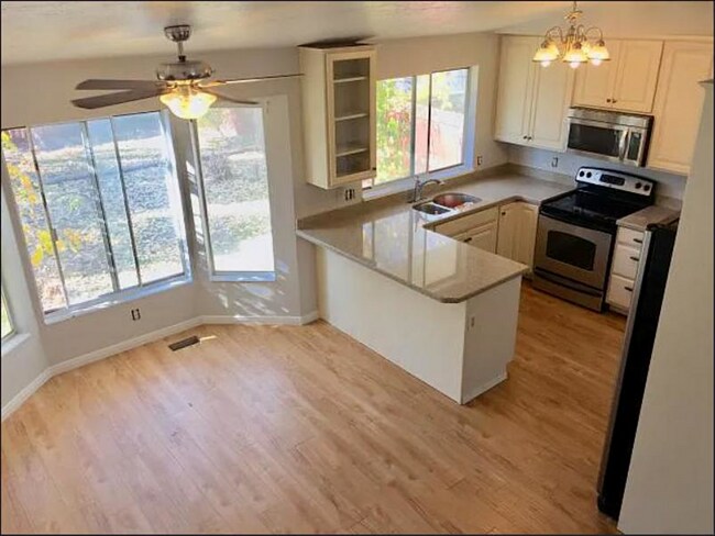 Foto del edificio - 6 Bedroom/3 Bathroom House in West Jordan