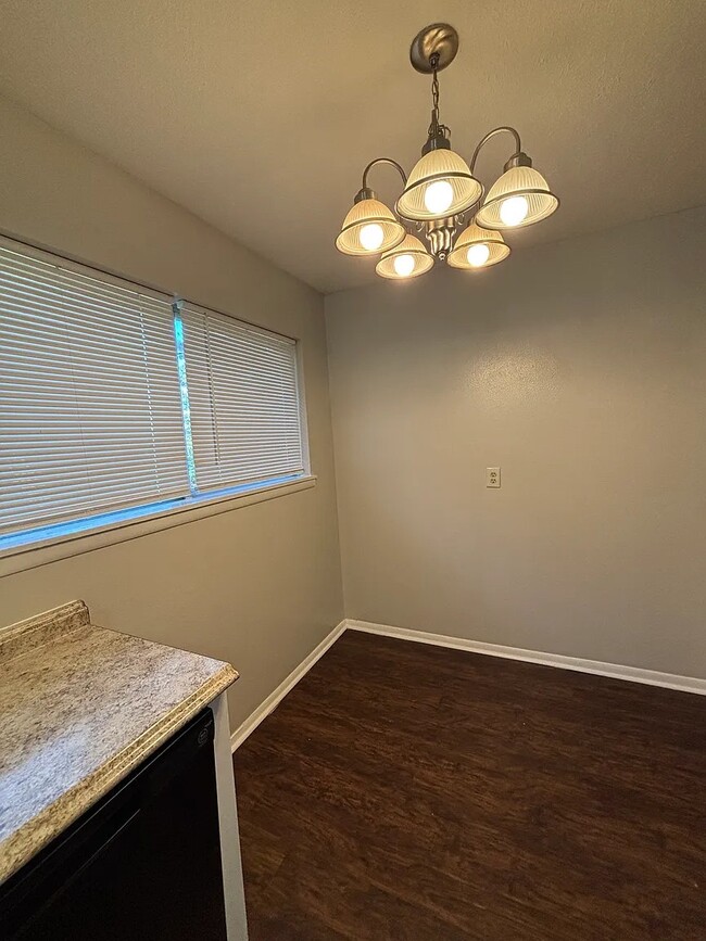 Foto del edificio - 1220 Twin Lakes Dr