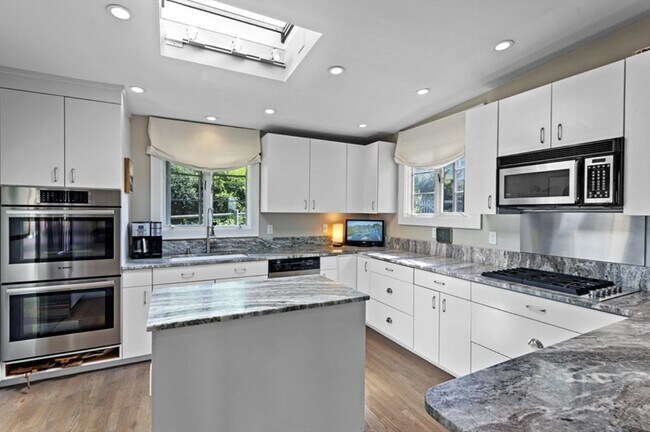 Building Photo - 52 Cloutman St