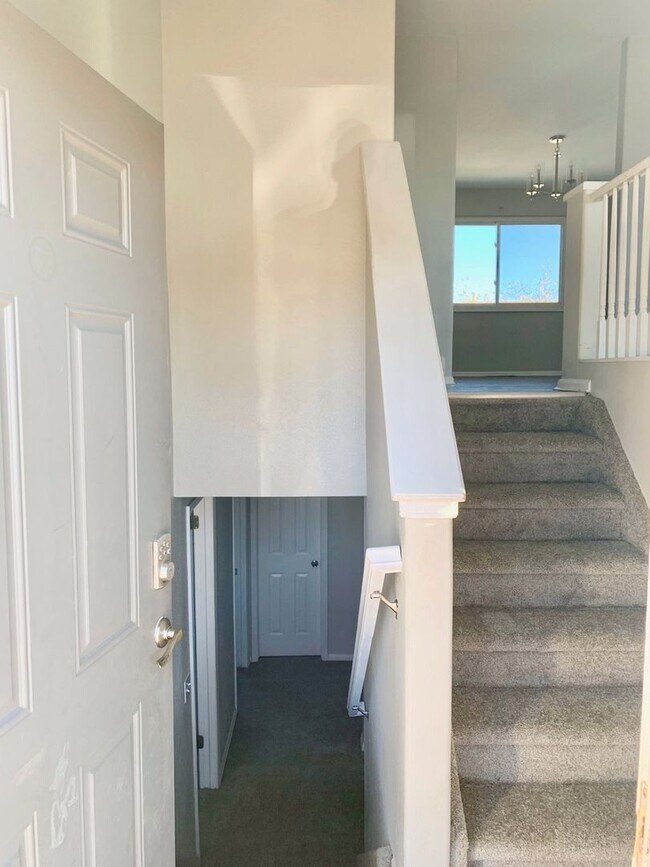 Foto del edificio - Spacious 4 bed 2 bath AMAZING Pikes Peak V...
