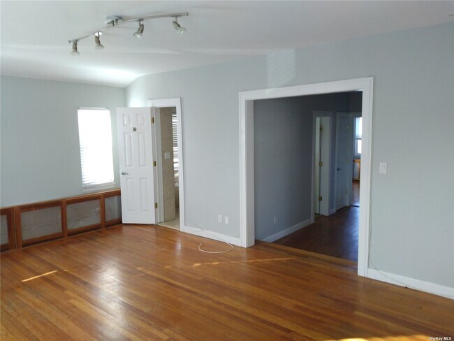 Building Photo - 325 E Olive St