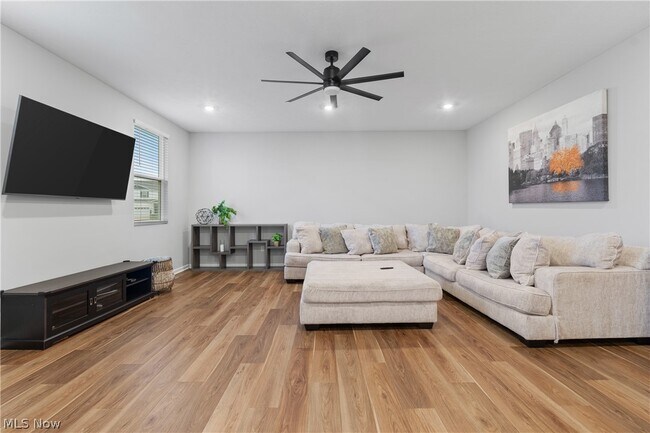 Foto del edificio - 64 Brewster Dr