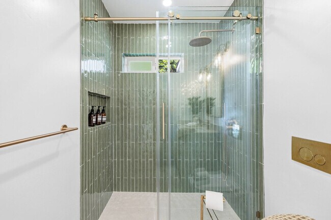 Foto del edificio - 6301 Birchwood St
