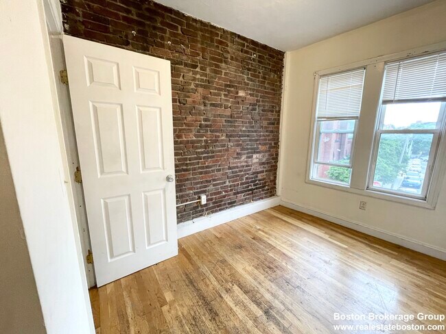 Building Photo - 733 Parker St