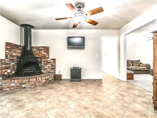 Building Photo - 3 Bed 2 Bath 2 Car Garage in the Briarwood...