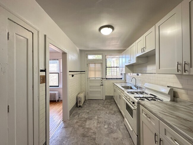 Building Photo - 6506 N Hoyne Ave