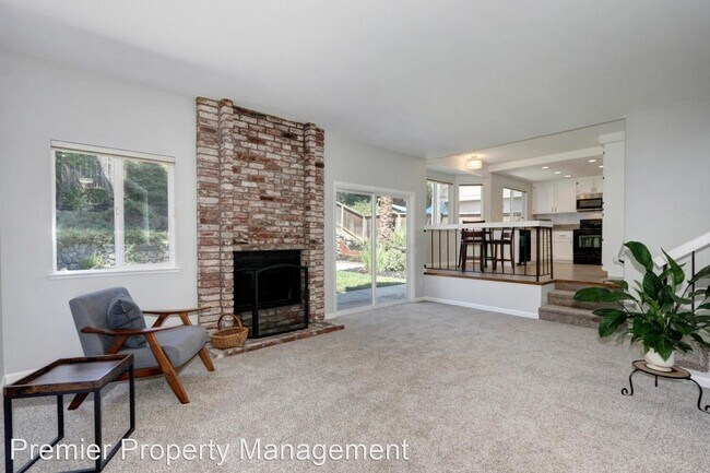 Foto del edificio - 4 br, 3 bath House - 8233 WOODLAKE HILLS DR.