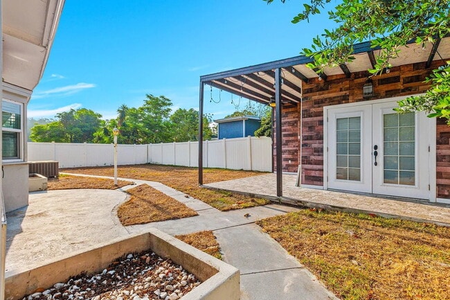 Building Photo - 2614 W Henry Ave