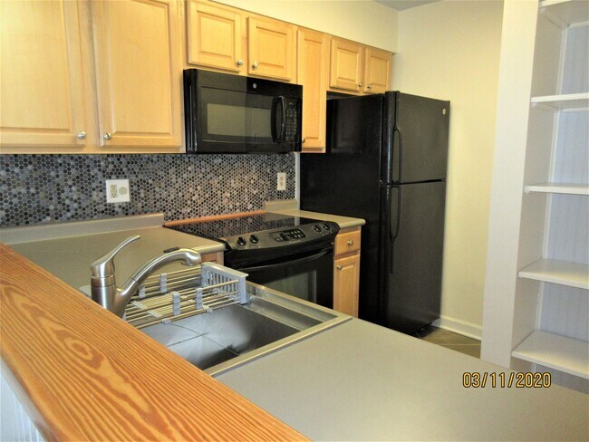 Building Photo - Condo for Rent 2/2