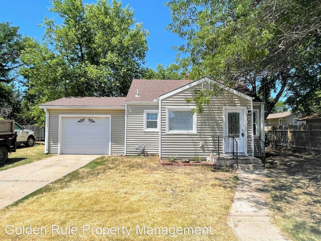4 br, 1.5 bath House 2625 N Adams St House Rental in Hutchinson, KS