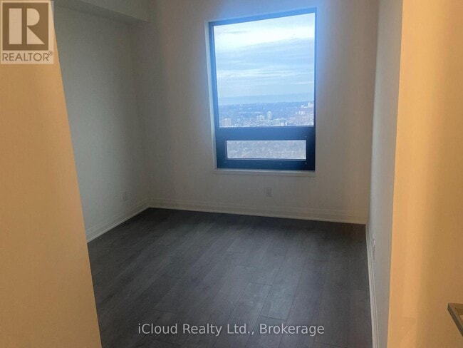 Photo du bâtiment - 4015 The Exchange