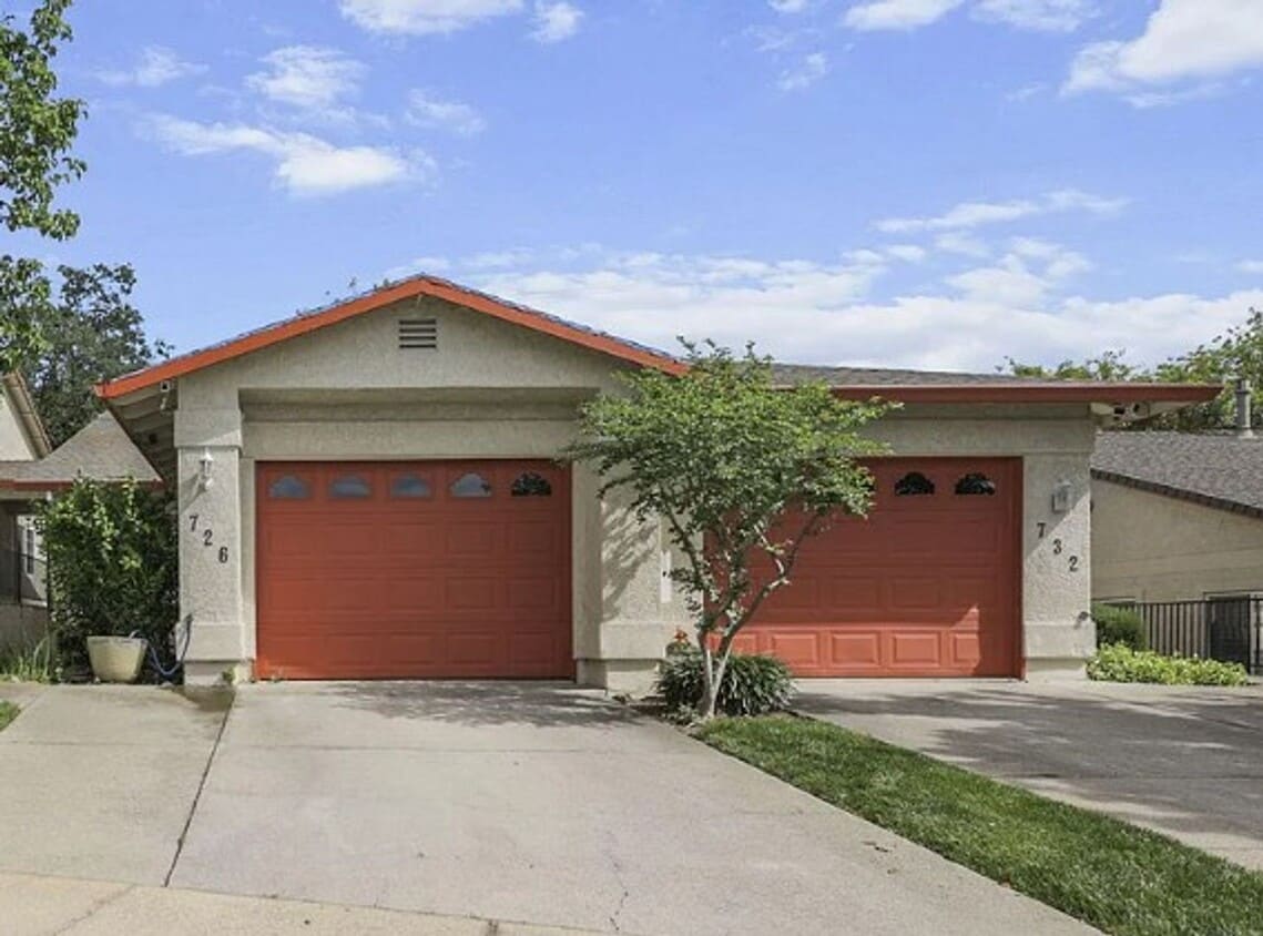 Building Photo - Enjoy the Fireworks from your front yard!