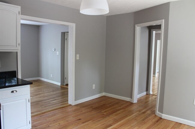Building Photo - 832 Maple St