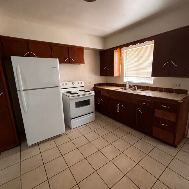 Kitchen Pic 2 - 1431 W 7th Pl