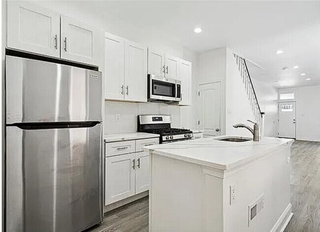 Building Photo - 5148 Ludlow St