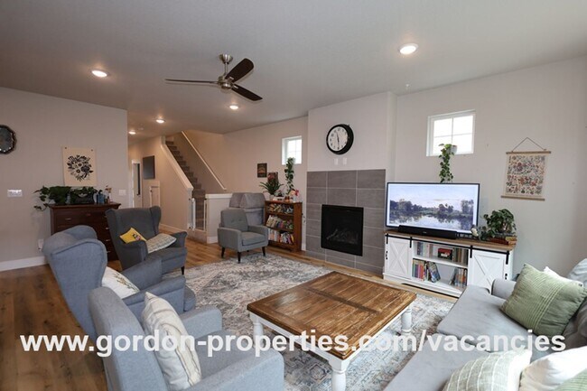 Foto del edificio - SE Golden Eagle Ln - 4 bedroom home in Hap...