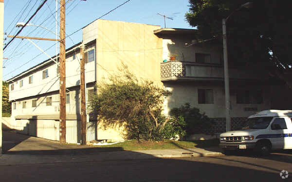 Foto del edificio - 1050 N Stanley Ave