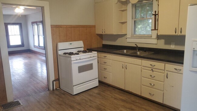 Building Photo - 3 bd house, North Central Columbia, walkin...