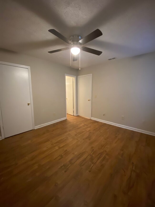 Foto del edificio - 115/117 Oak Park Ct