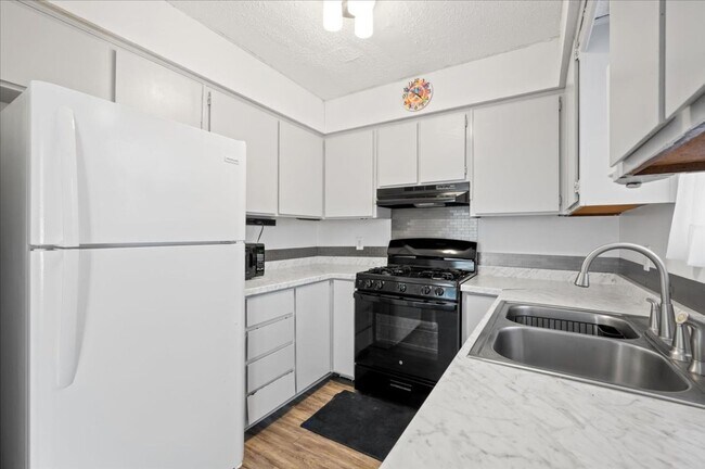 Building Photo - 2-Bedroom, 1-Bathroom Home in Savannah, GA
