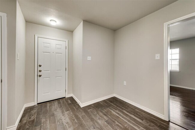 Building Photo - 202 E Kingsley Rd