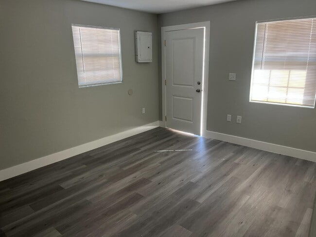 Building Photo - 926 NW 17th Ave