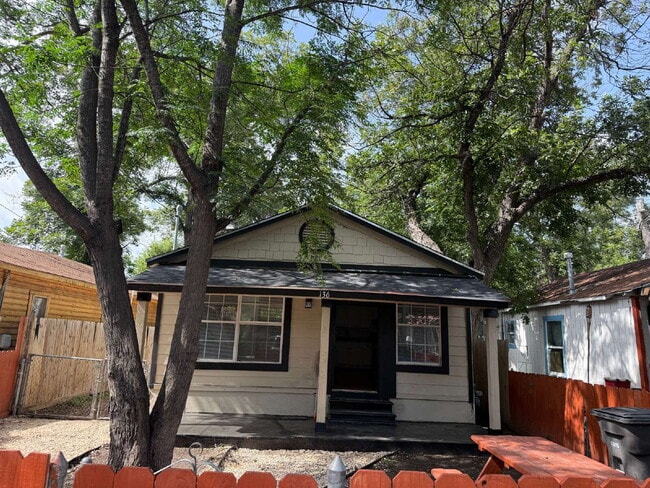 Building Photo - 136 Persyn St