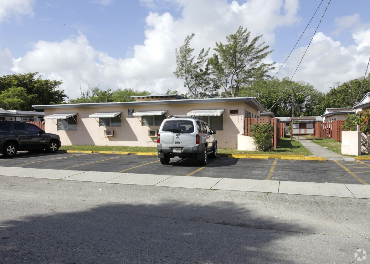 Foto del edificio - 12110-12140 NE 8th Ave