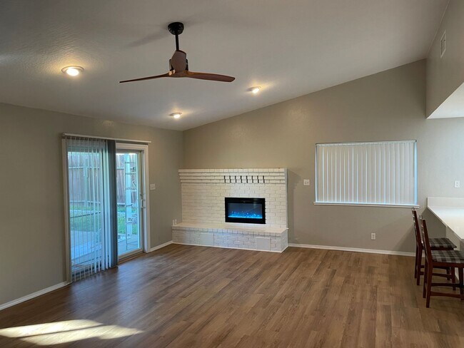Foto del edificio - NICE UPDATED SINGLE STORY HOME IN ROCKLIN!