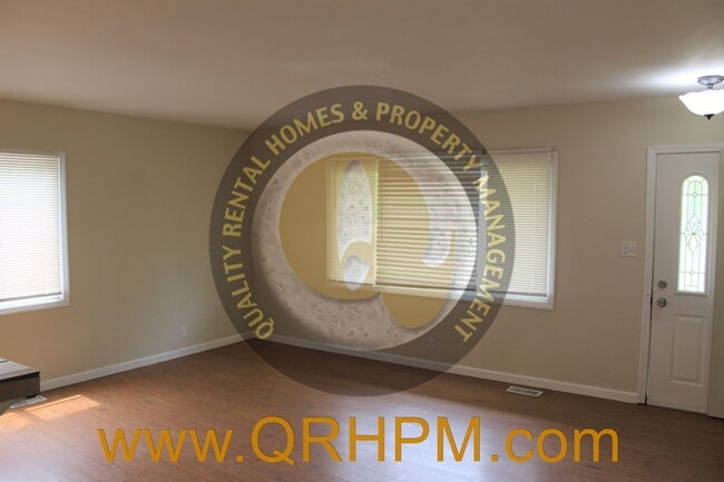 Building Photo - Available Now-- 3 Bedroom, 1 Bathroom Home...