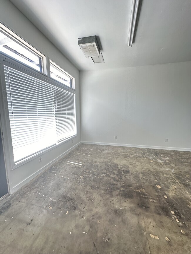 Building Photo - 2203 Price St