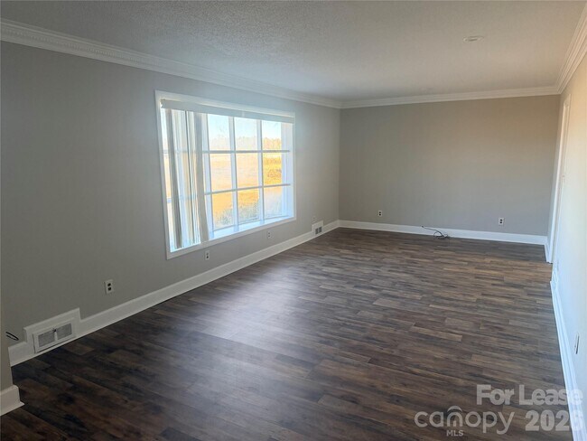 Foto del edificio - 5226 Indian Trail Fairview Rd