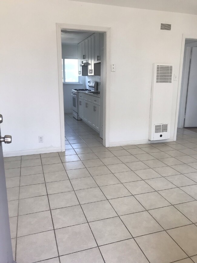 Building Photo - "Charming 2-Bedroom Unit in Oxnard's Heart...