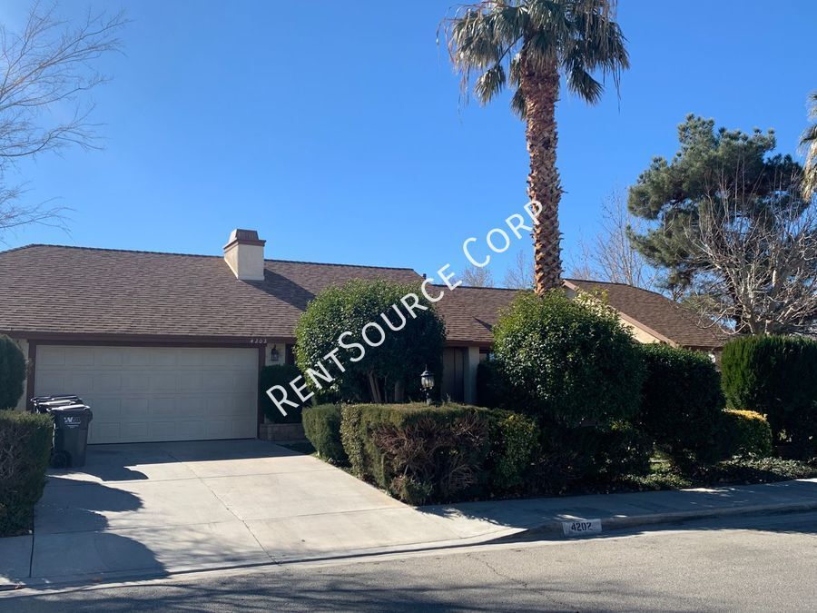 Primary Photo - 3 Bedroom Pool Home for Rent in Palmdale