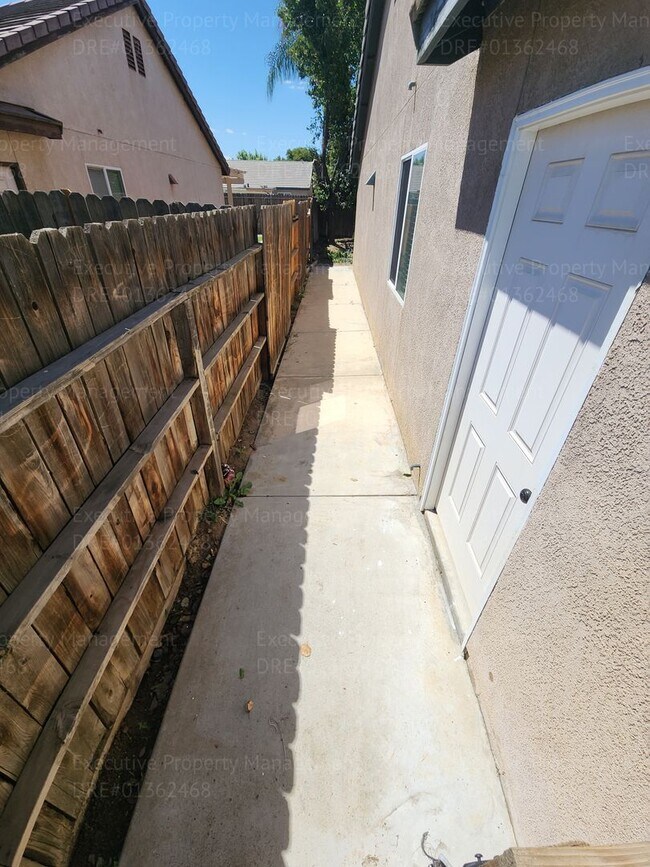 Foto del edificio - 5 bedrooms/ 2 baths Location Olive Dr/ Old Farm Rd
