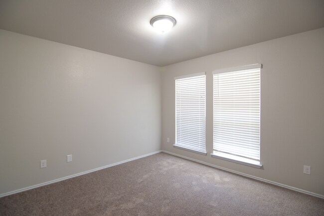 Building Photo - 8494 Lake Pointe Dr