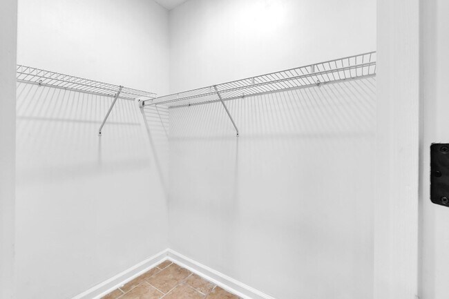 Building Photo - AVAILABLE NOW!! 5 Bedroom 3.5 Bath Fully R...