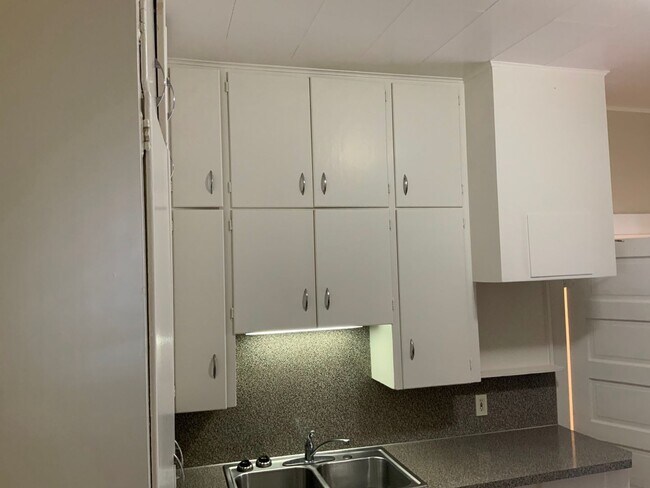 Foto del edificio - 2 Bedroom Unit in Triplex Near Downtown and Campus