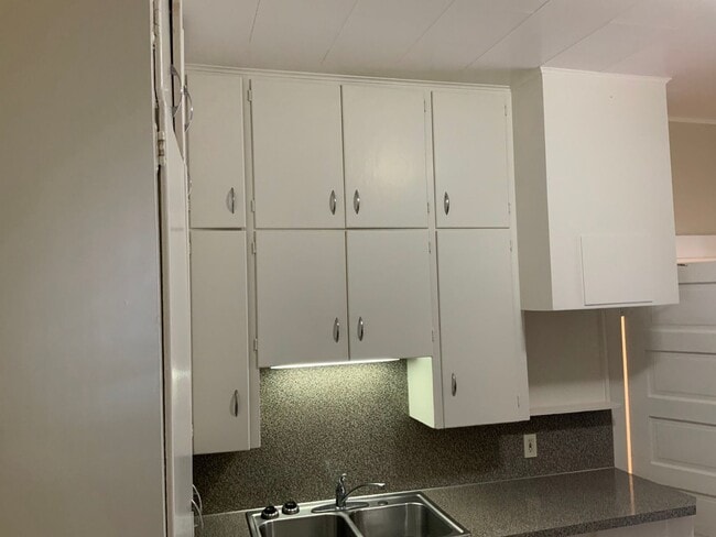 Building Photo - 2 Bedroom Unit in Triplex Near Downtown and Campus