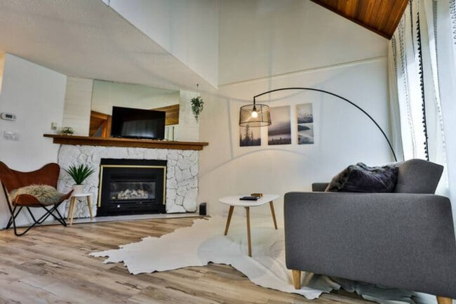 Building Photo - 974 Dewdney Way