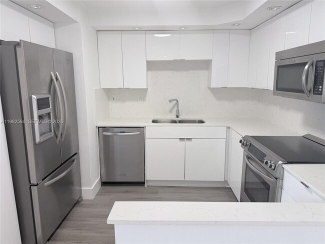 Building Photo - 1450 Brickell Bay Dr