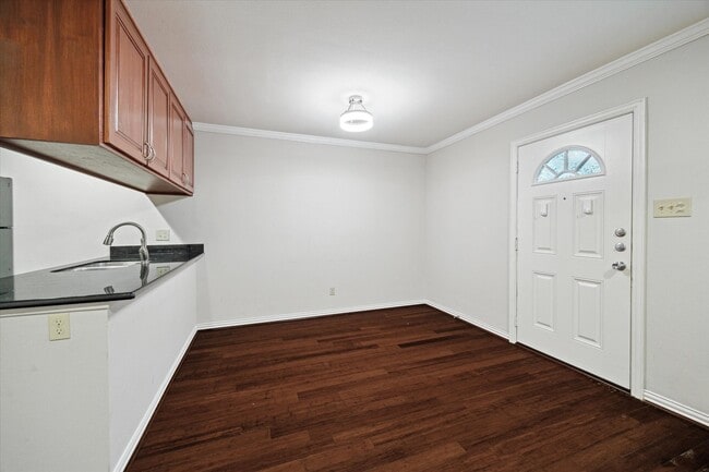 Building Photo - 611 Hawthorne St