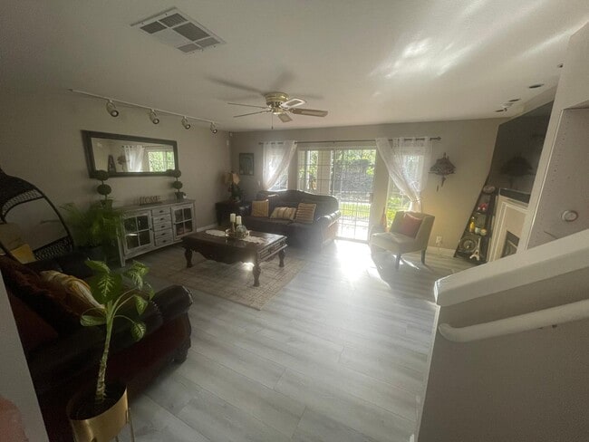 Foto del edificio - 7734 Creekside Dr